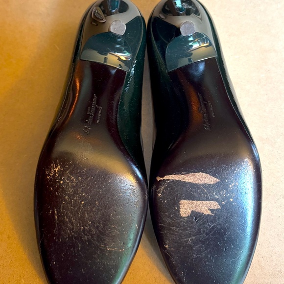 Gorgeous Salvatore Ferragamo Black Patent Leather Vara Bow Pumps Sz. 8 - Picture 3 of 4